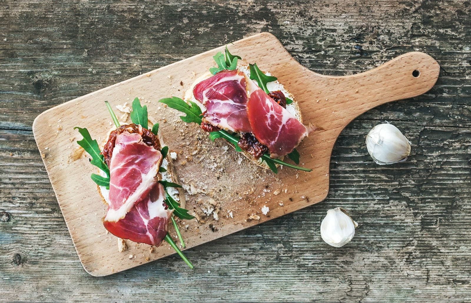 recipe image Receita de Bruschetta de broa com rúcula e presunto