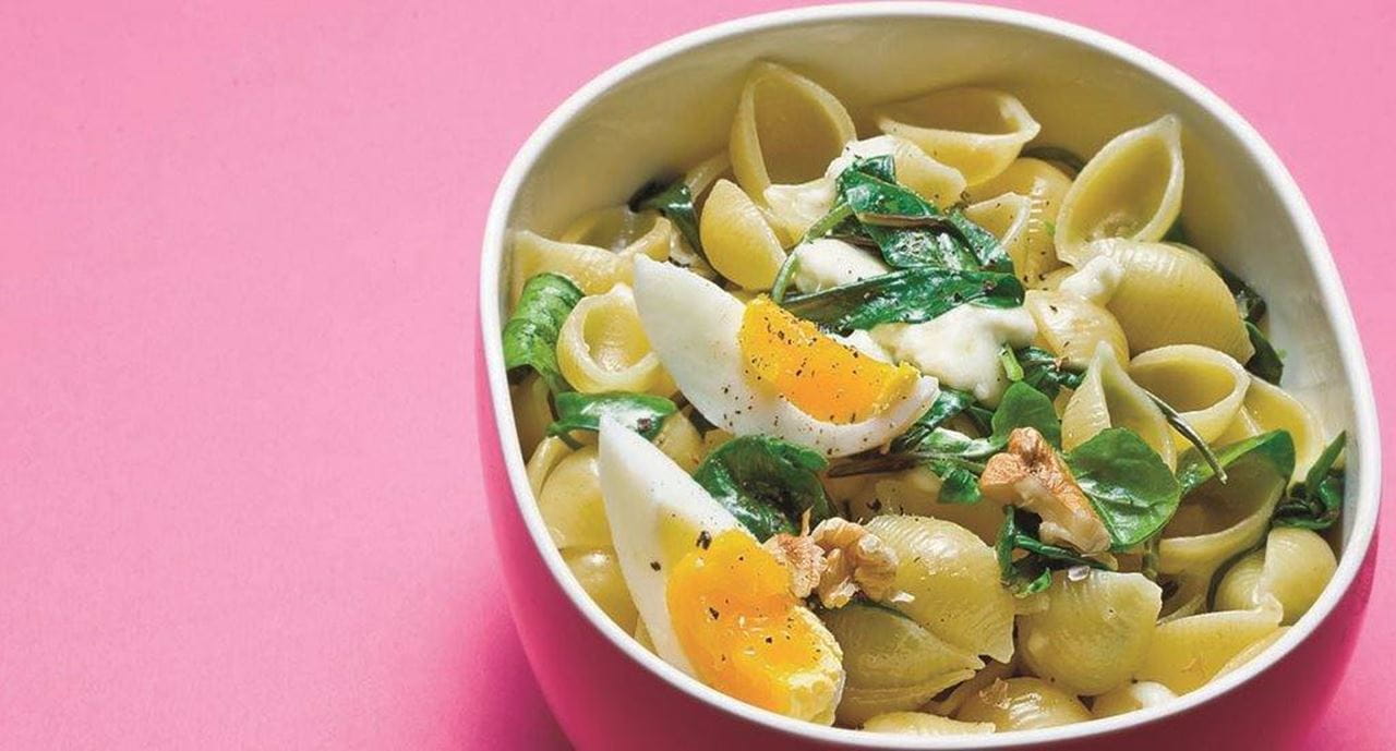 recipe image Receita de conchas com espinafres vermelhos e ovos mollets